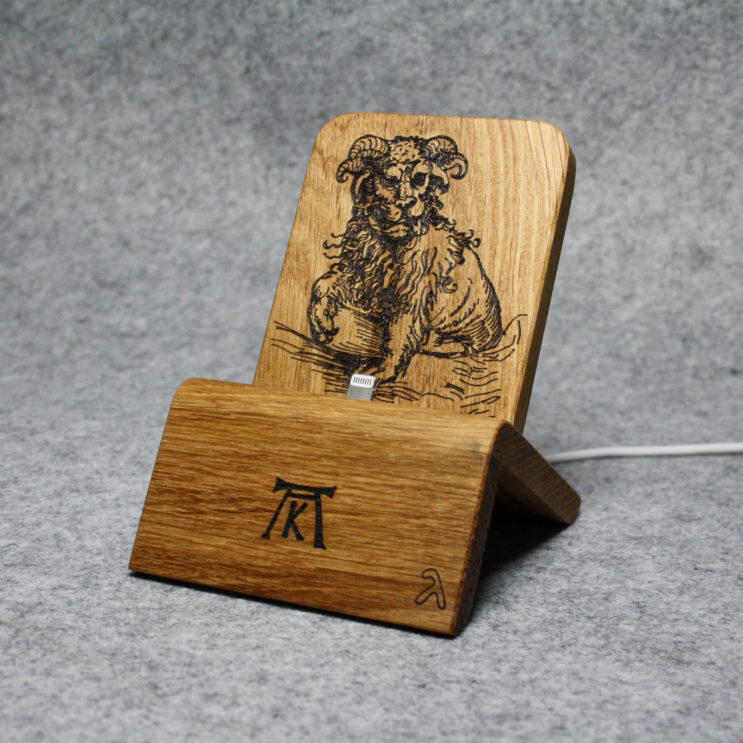 iPhone Dock (Oak with Beast) for iPhones 5/5S/6/6S/Plus/SE/7 with/without cases/Lightning Dock